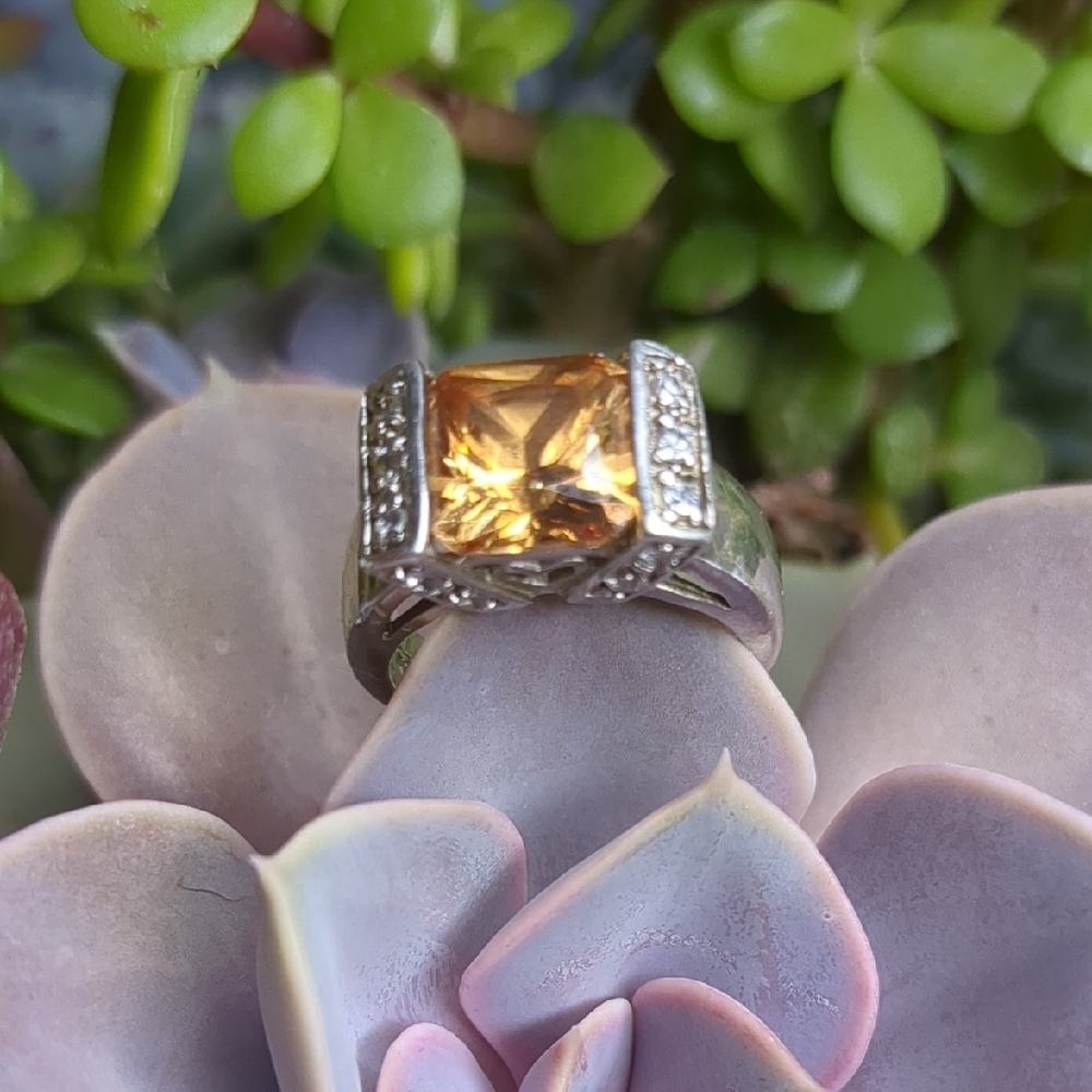 Elegant Silver Ring with Amber Gemstone